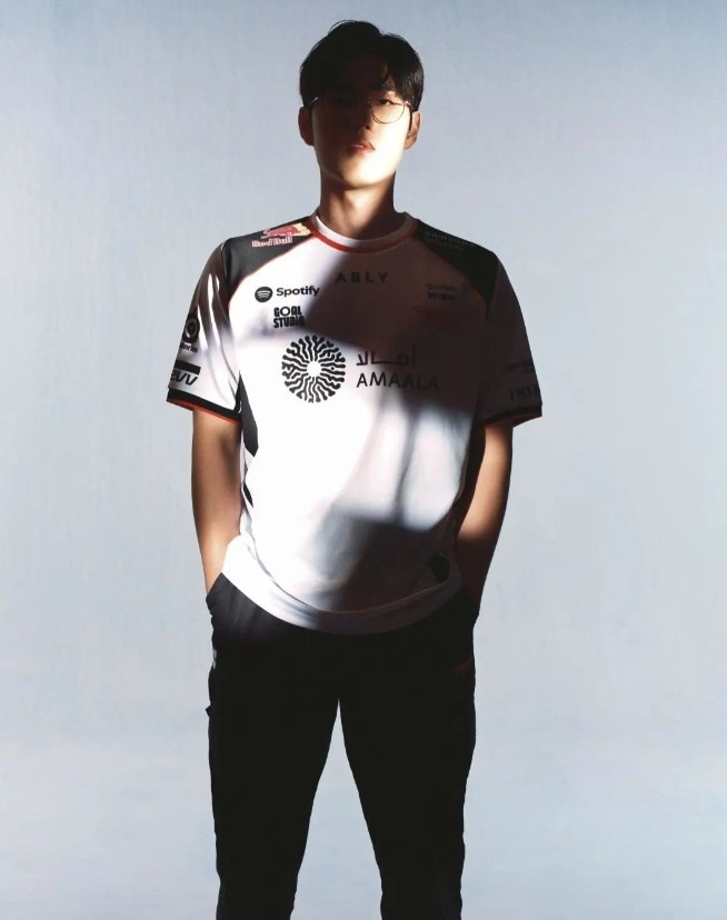 T1分享队员新赛季队服宣传照:展现选手独特的剪影和存在感