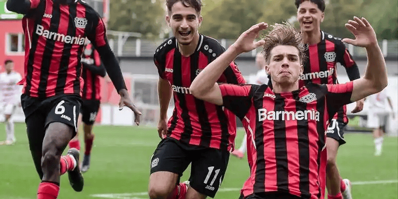 周四004 欧罗巴：贝尔格莱德红星VS里尔 主场锁优VS绝境翻盘，塞尔超豪门对决法甲劲旅