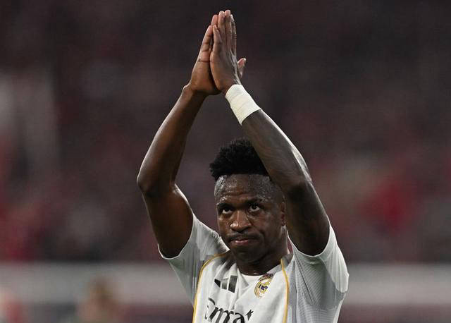 欧冠出局！皇马两大明星现场争执，维尼修斯回击贝林厄姆：闭嘴！